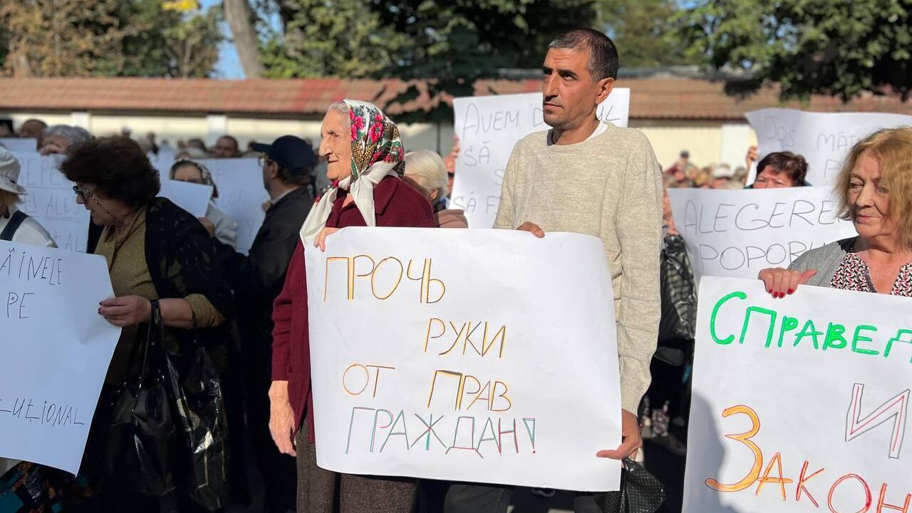 Митинг оппозиции перед зданием Конституционного суда в Кишиневе - РИА Новости, 1920, 03.10.2023