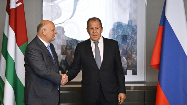 Президент Абхазии Аслан Бжания и министр иностранных дел РФ Сергей Лавров на встрече в Сочи. 3 октября 2023