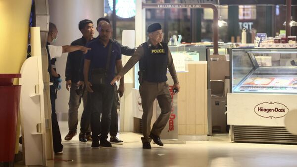 Тайские полицейские в торговом центре Siam Paragon в Бангкоке после стрельбы