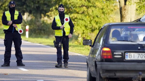 Польские полицейские останавливают автомобиль для досмотра недалеко от государственной границы Польши