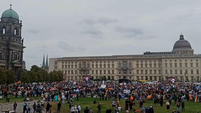 Акция против поставок оружия на Украину в центре Берлина