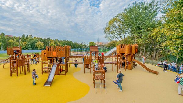 Новая тематическая детская площадка Логово разбойника в парке в пойме реки Жужи в Москве