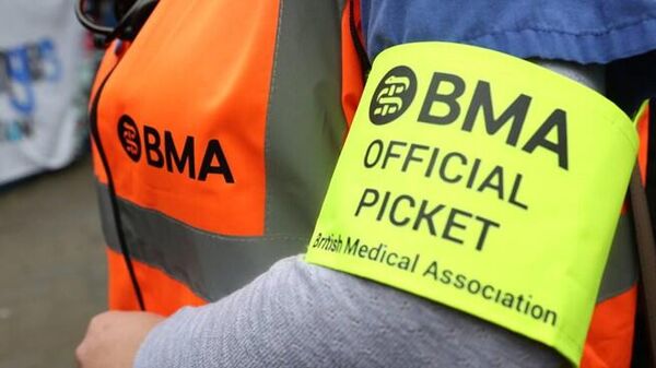 Врачи и медицинский персонал, являющиеся членами профсоюза Британская медицинская ассоциация, устроили крупные протесты в Англии