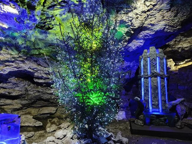 Новогодняя елка в Кургурской ледяной пещере на засыхает никогда Новогодняя елка в Кургурской ледяной пещере на засыхает никогда