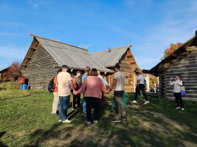 Туристы играют в народные игры в Хохловке Туристы играют в народные игры в Хохловке