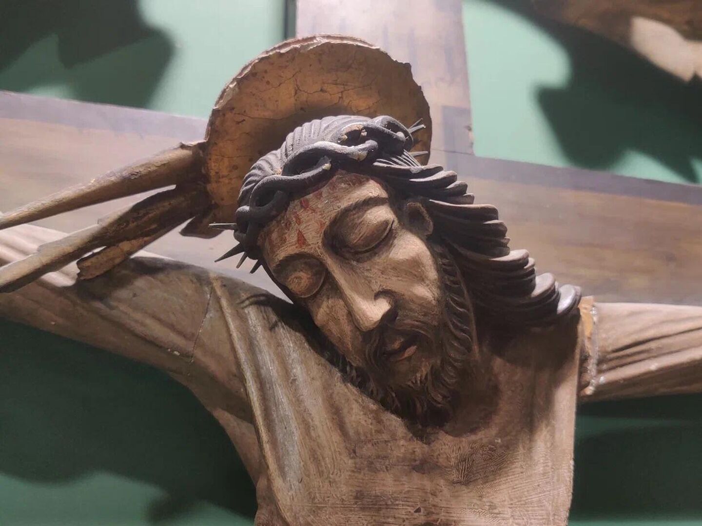 У местных богов черты лица тоже неканоничные У местных богов черты лица тоже неканоничные