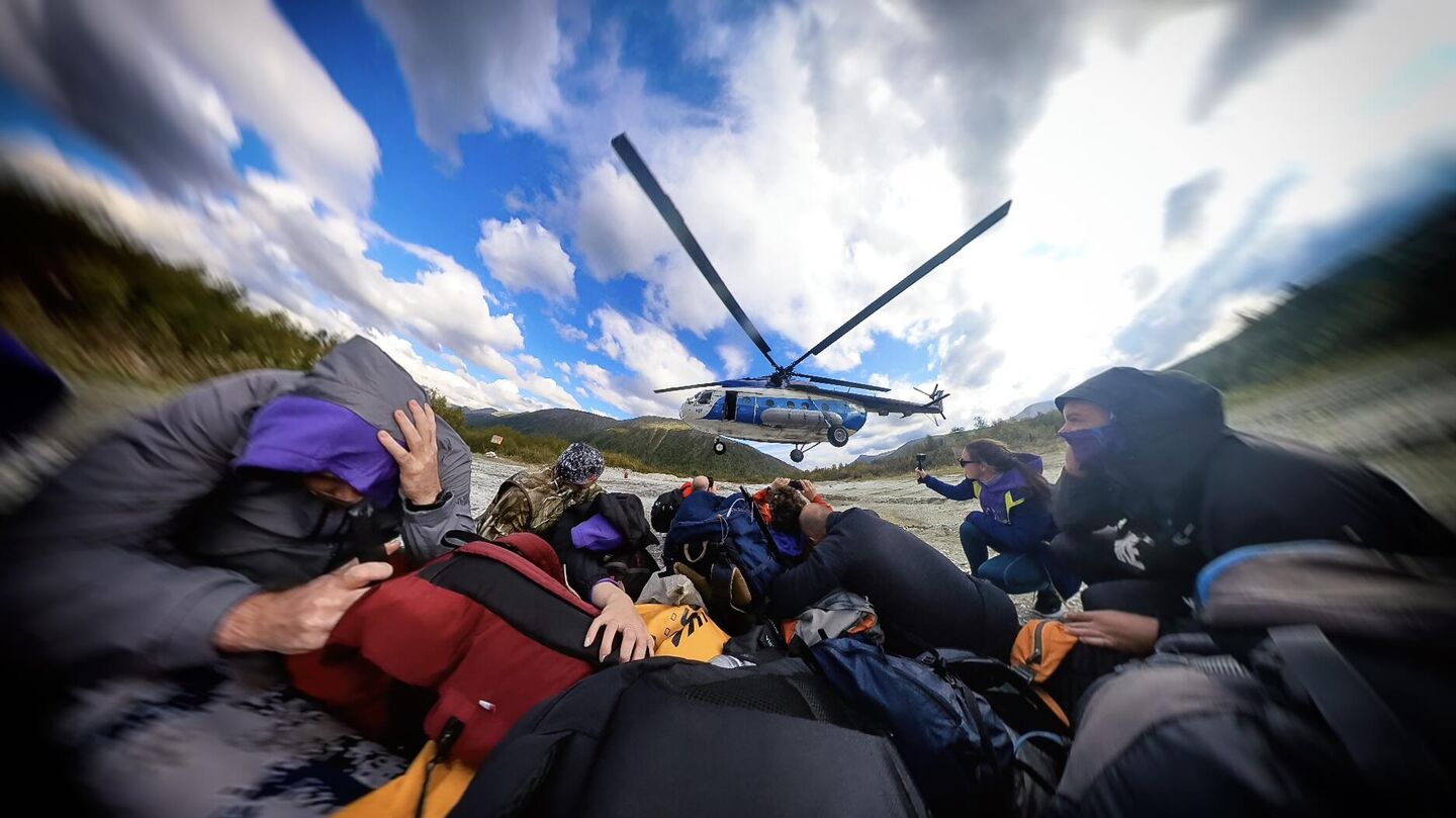 Вертолет улетает из села Неройка, а высадившиеся пару минут назад туристы ждут, когда они смогут встать и пойти с вещами на турбазу Вертолет улетает из села Неройка, а высадившиеся пару минут назад туристы ждут, когда они смогут встать и пойти с вещами на турбазу