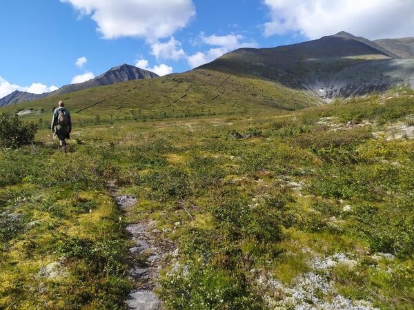 Гид ведут туристов к Зейским озерам Гид ведут туристов к Зейским озерам