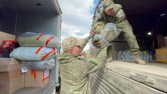 Разгрузка гуманитарного груза из Орловской области для фронта