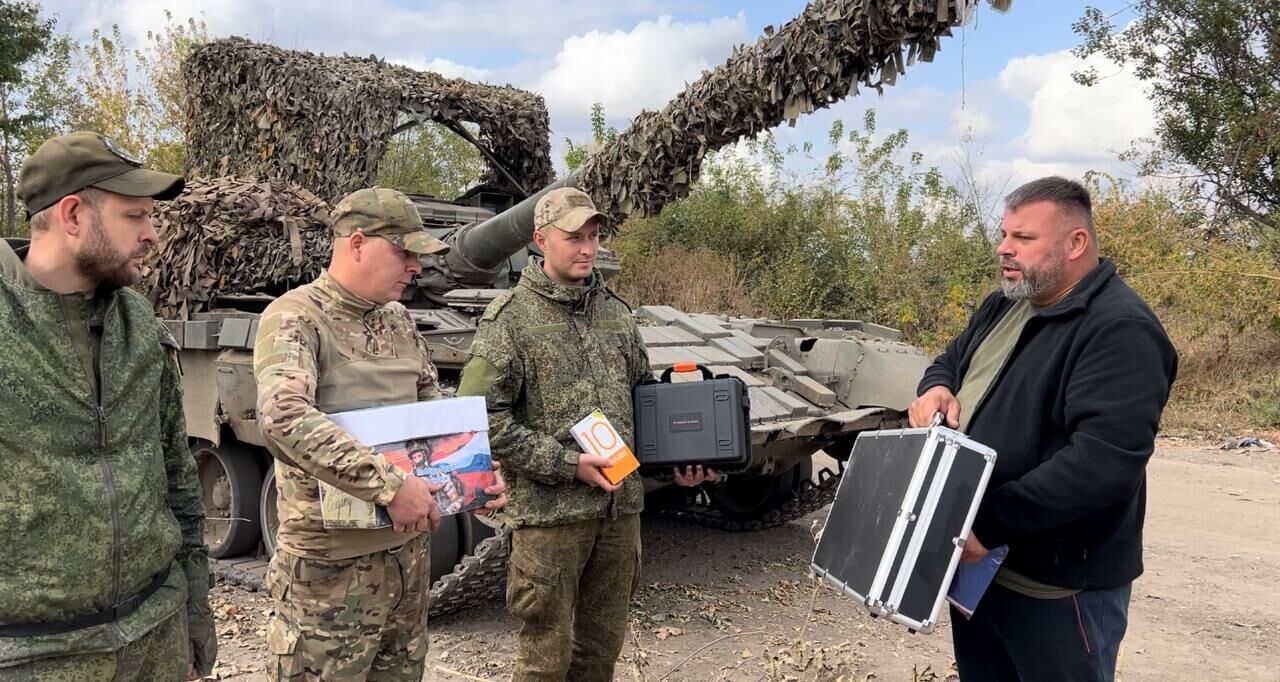 Советник губернатора Орловской области Сергей Лежнев вручает бойцам спецоперации гуманитарный груз - РИА Новости, 1920, 04.10.2023