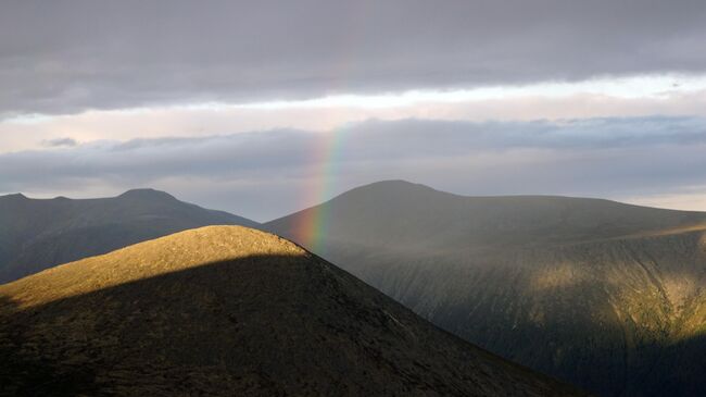 Особенно удачливые туристы видят с Нейройки радугу. Но перед этим они неизбежно попадают под дождь Особенно удачливые туристы видят с Нейройки радугу. Но перед этим они неизбежно попадают под дождь