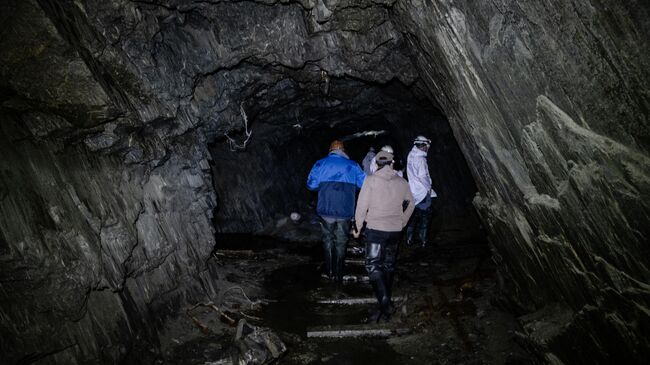 Остатки узкоколейки в штольне служат туристам подобием проложенной тропинки