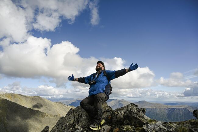 Этому туристу повезло. Сначала на вершине Нейройки он попал под град, потом под снег, а затем облака разошлись Этому туристу повезло. Сначала на вершине Нейройки он попал под град, потом под снег, а затем облака разошлись