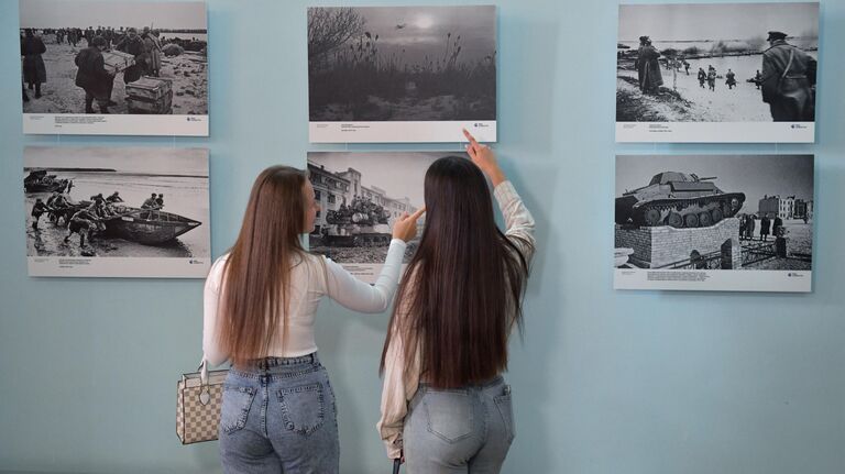 Посетительницы фотовыставки Освобождение. Мелитополь в городском краеведческом музее Мелитополя