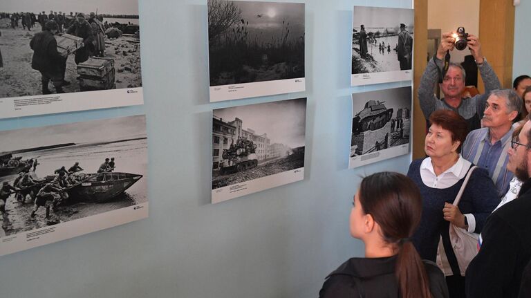 Посетители фотовыставки Освобождение. Мелитополь в городском краеведческом музее Мелитополя