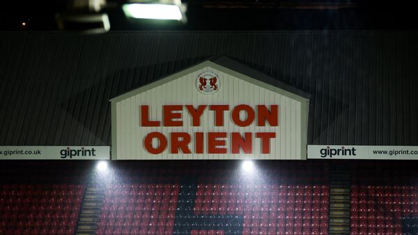 Логотип английского клуба Лейтон Ориент на трибуне домашнего стадиона клуба