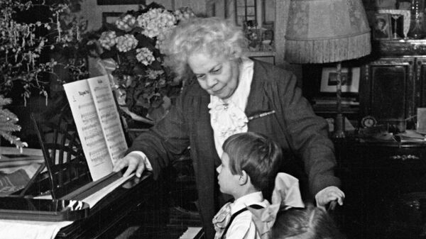 Пианистка и педагог Елена Фабиановна Гнесина во время занятий со своими учениками