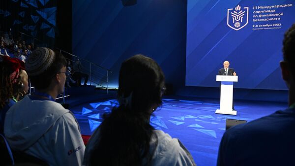 Президент РФ Владимир Путин выступает на финальном этапе III Международной Олимпиады по финансовой безопасности в Парке науки и искусства Сириус