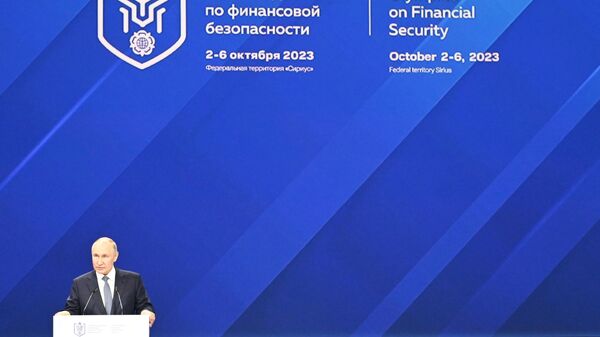 Президент РФ Владимир Путин выступает на финальном этапе III Международной Олимпиады по финансовой безопасности в Парке науки и искусства Сириус