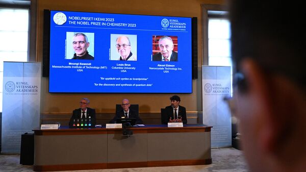 Объявление лауреатов Нобелевской премии по химии 2023 года: Мунги Бавенди, Луис Брюс и Алексей Екимов