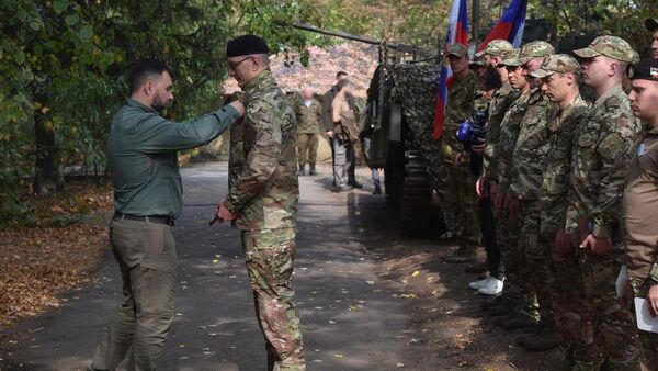 Глава ДНР Денис Пушилин во время награждения бойцов 1-й отдельной гвардейской мотострелковой бригады