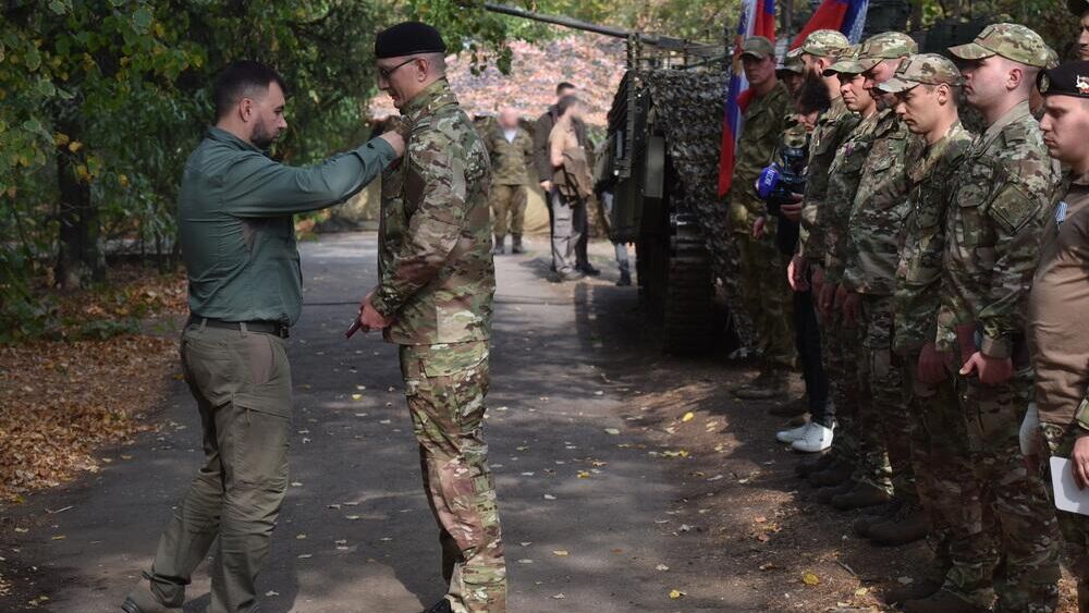 Глава ДНР Денис Пушилин во время награждения бойцов 1-й отдельной гвардейской мотострелковой бригады - РИА Новости, 1920, 04.10.2023