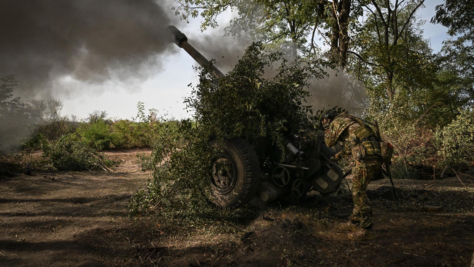 Боевая работа расчетов буксируемых гаубиц в зоне проведения СВО - РИА Новости, 1920, 29.10.2023