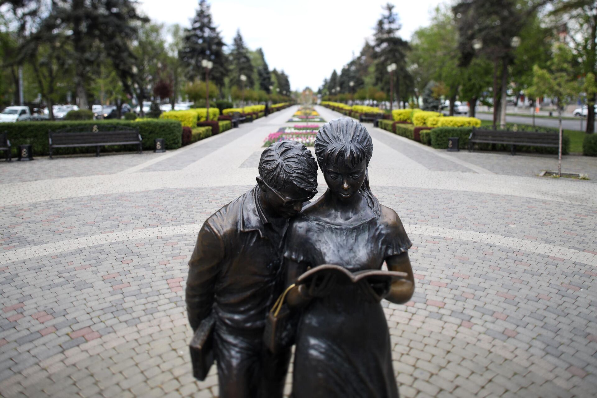 Памятник Шурику и Лидочке на улице Красной в Краснодаре - РИА Новости, 1920, 04.10.2023