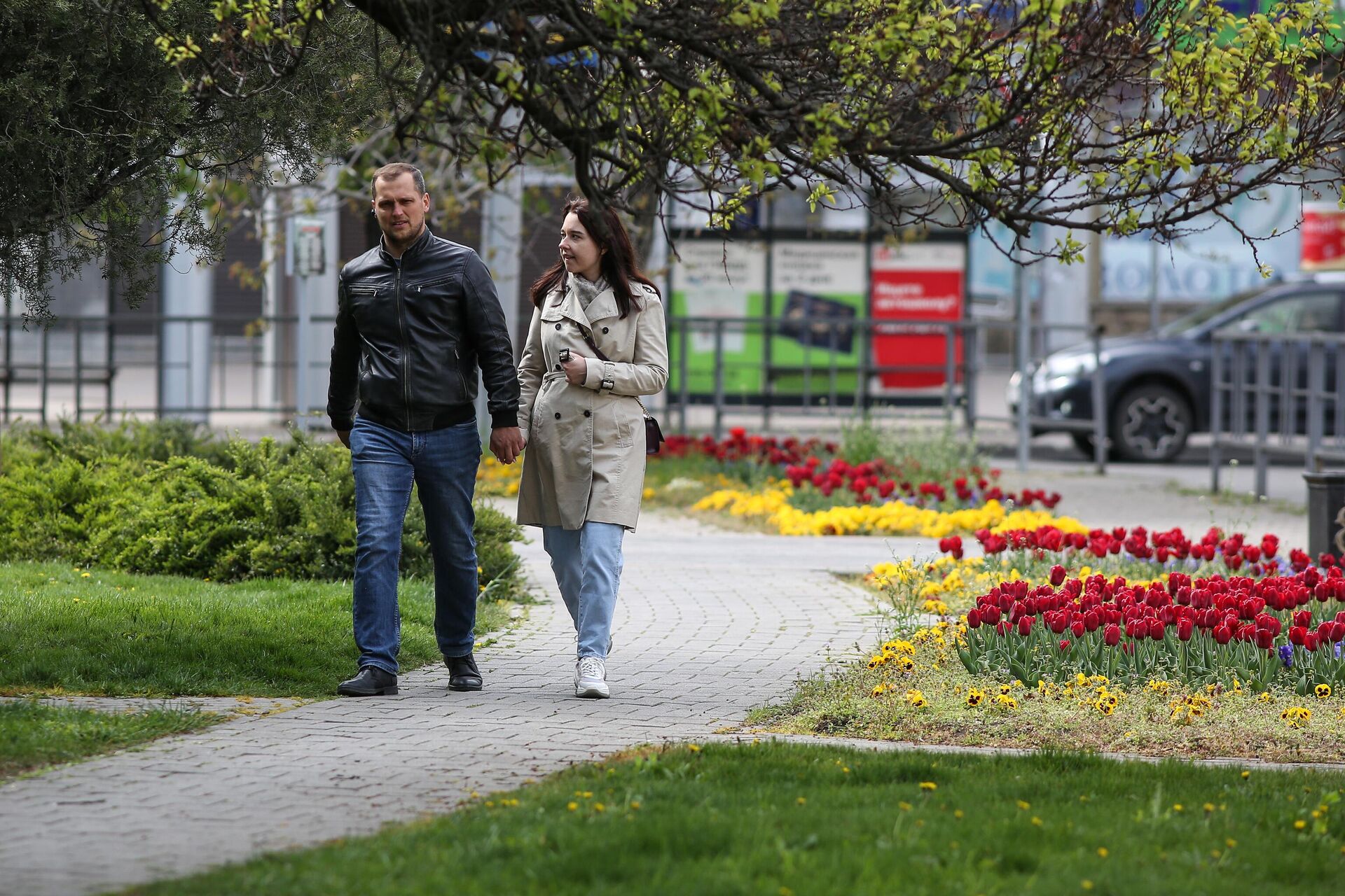 Молодые люди гуляют по бульвару на улице Красной в Краснодаре - РИА Новости, 1920, 04.10.2023