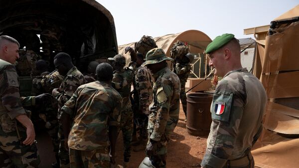 Французские солдаты и нигерийские солдаты готовятся к выполнению задания на французской авиабазе в Ниамее 