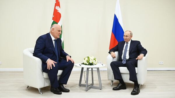 Президент РФ Владимир Путин и президент Абхазии Аслан Бжания во время встречи. 4 октября 2023