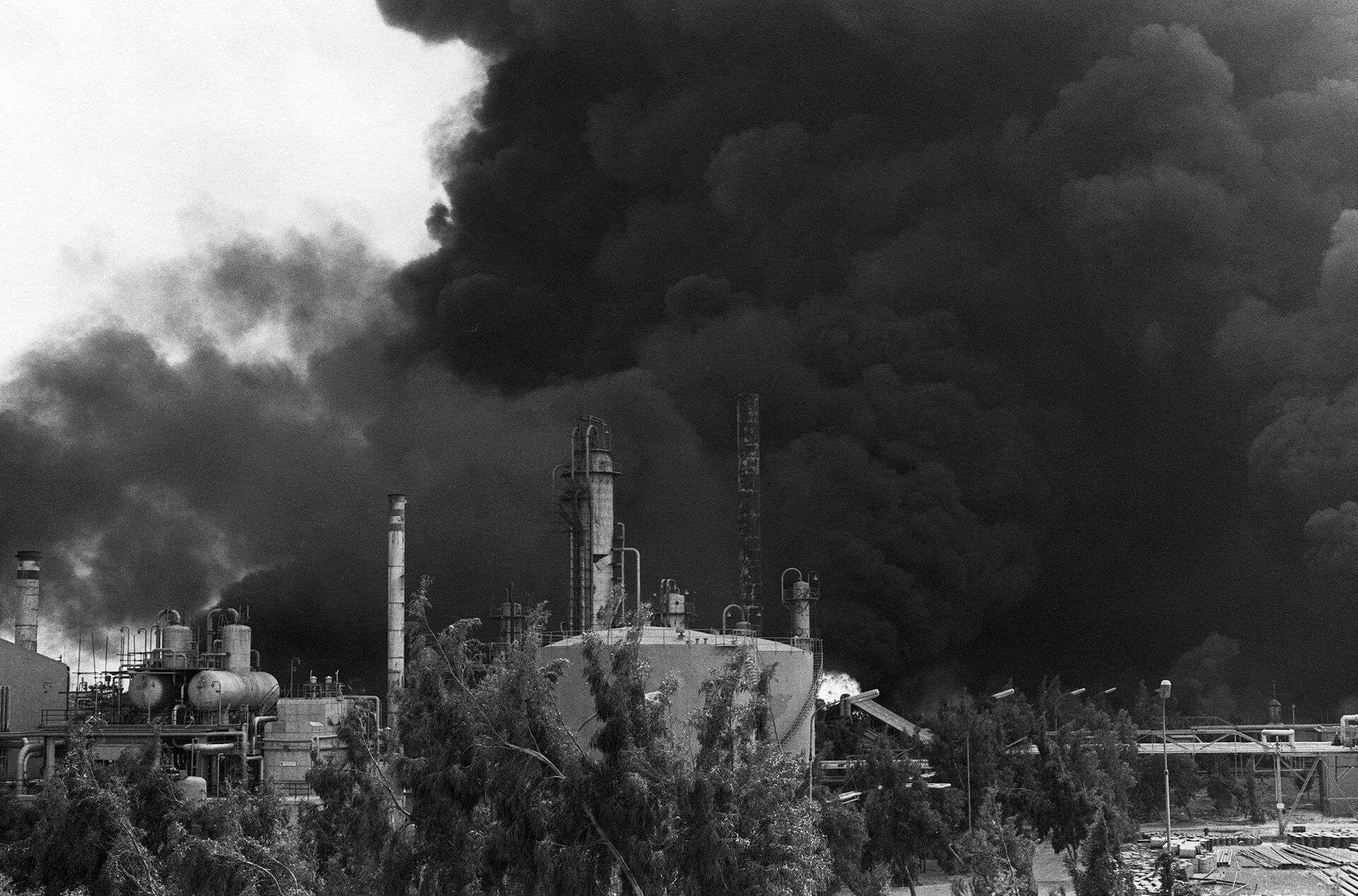 Пожар на нефтеперерабатывающем заводе после бомбардировки израильской авиацией в сирийском городе Хомс во время войны Судного дня - РИА Новости, 1920, 05.10.2023