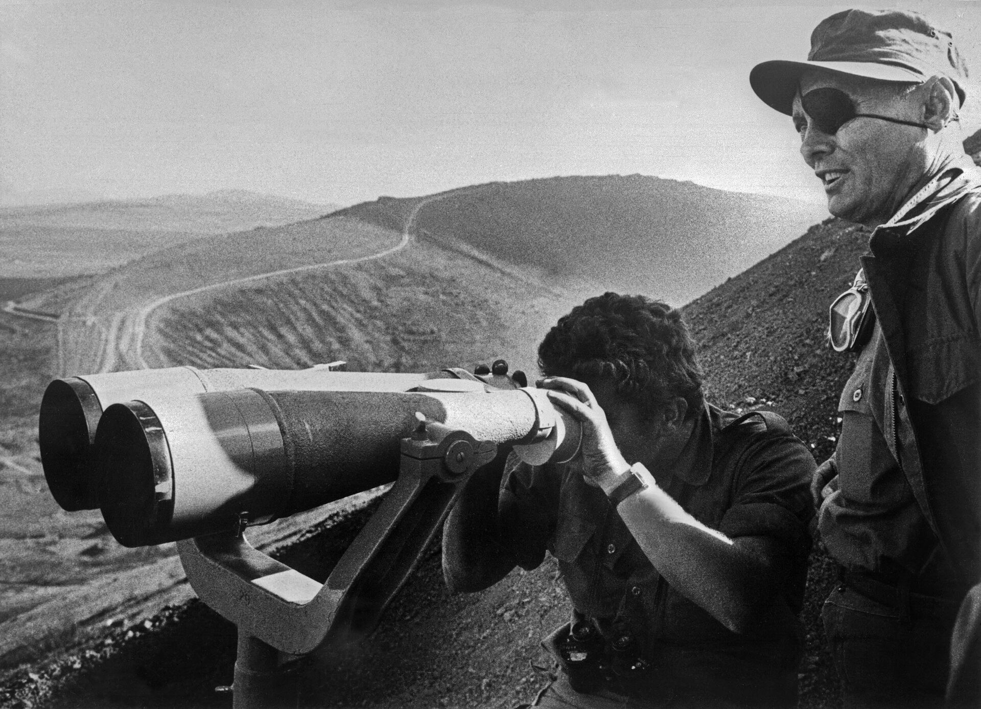 Министр обороны Израиля Моше Даян на Голанских высотах во время войны Судного дня - РИА Новости, 1920, 05.10.2023