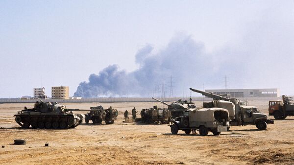 Израильские войска наступают на Суэц, где горит нефтеперерабатывающий завод, во время войны Судного дня