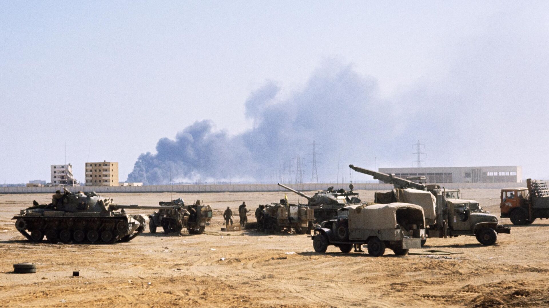 Израильские войска наступают на Суэц, где горит нефтеперерабатывающий завод, во время войны Судного дня - РИА Новости, 1920, 06.10.2023