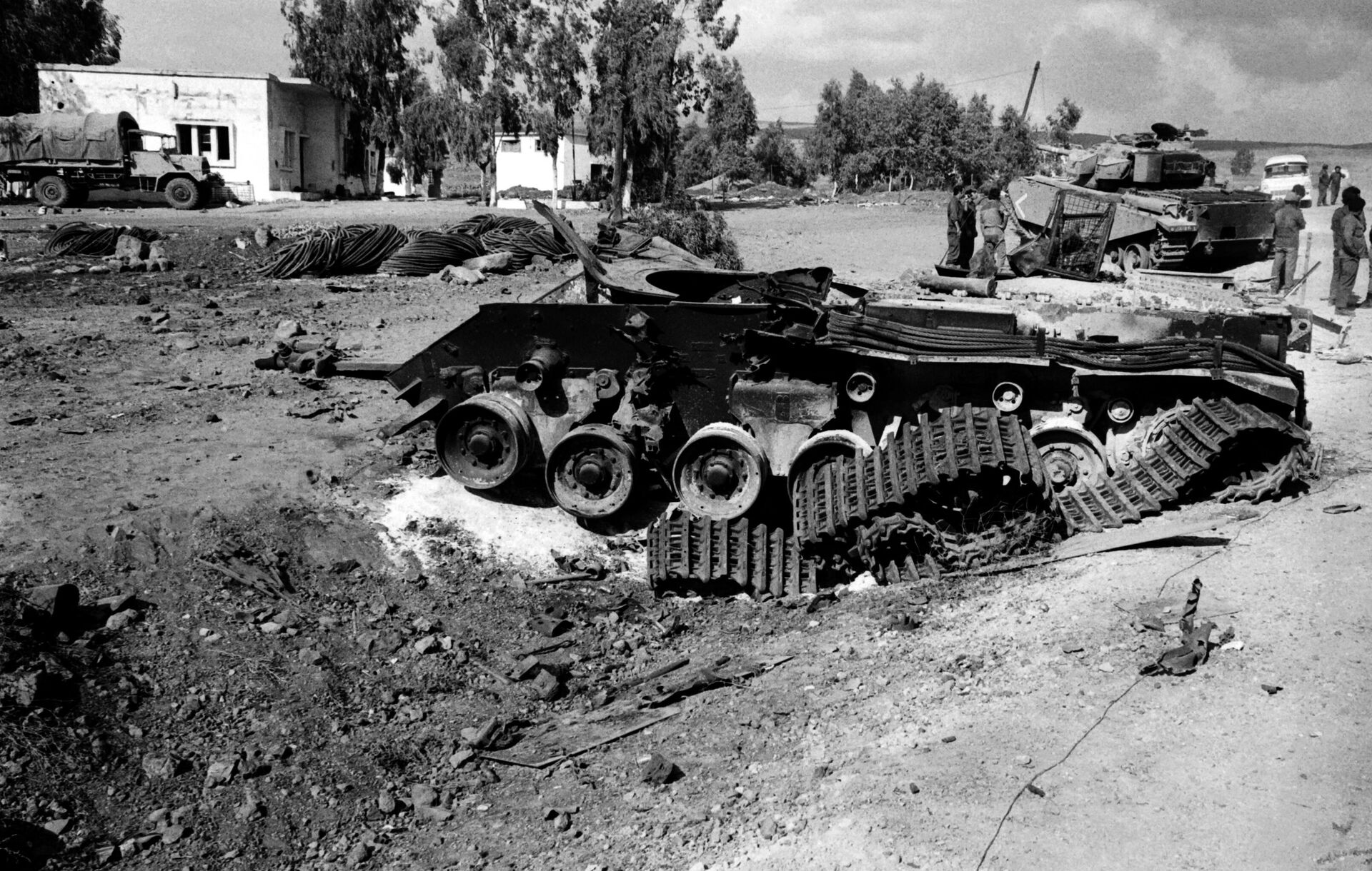 Уничтоженный сирийский танк в деревне на Голанских высотах во время войны Судного дня - РИА Новости, 1920, 05.10.2023