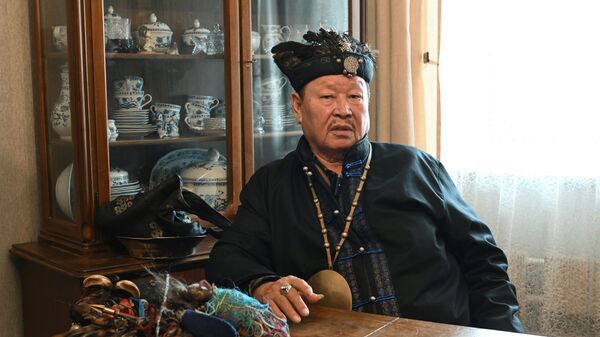 Верховный шаман России Кара-оол Допчун-оол во время интервью РИА Новости в Москве
