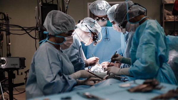 Кардиохирурги НМИЦ имени академика  Е. Н. Мешалкина проводят операцию девочке с врожденной коронарной недостаточностью в Новосибирске