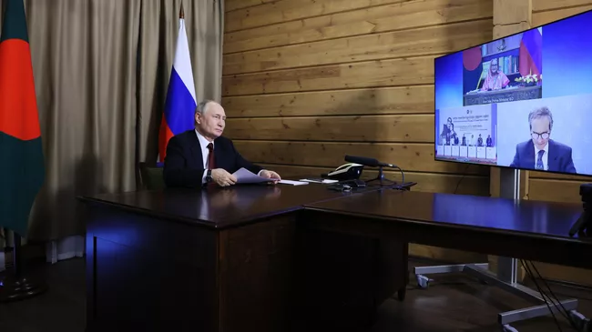 Президент РФ Владимир Путин принимает участие в режиме видеоконференции в церемонии по случаю завоза ядерного топлива российского производства на первый энергоблок АЭС Руппур в Бангладеш. 5 октября 2023
