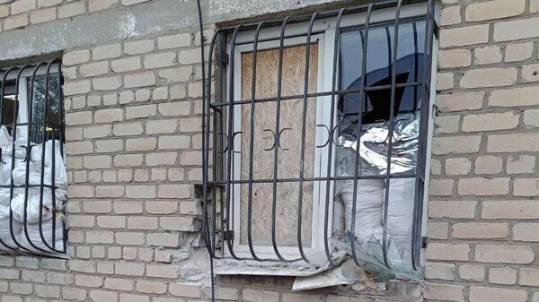 Здание энергокомпании, поврежденное при обстреле Ясиноватского района в ДНР