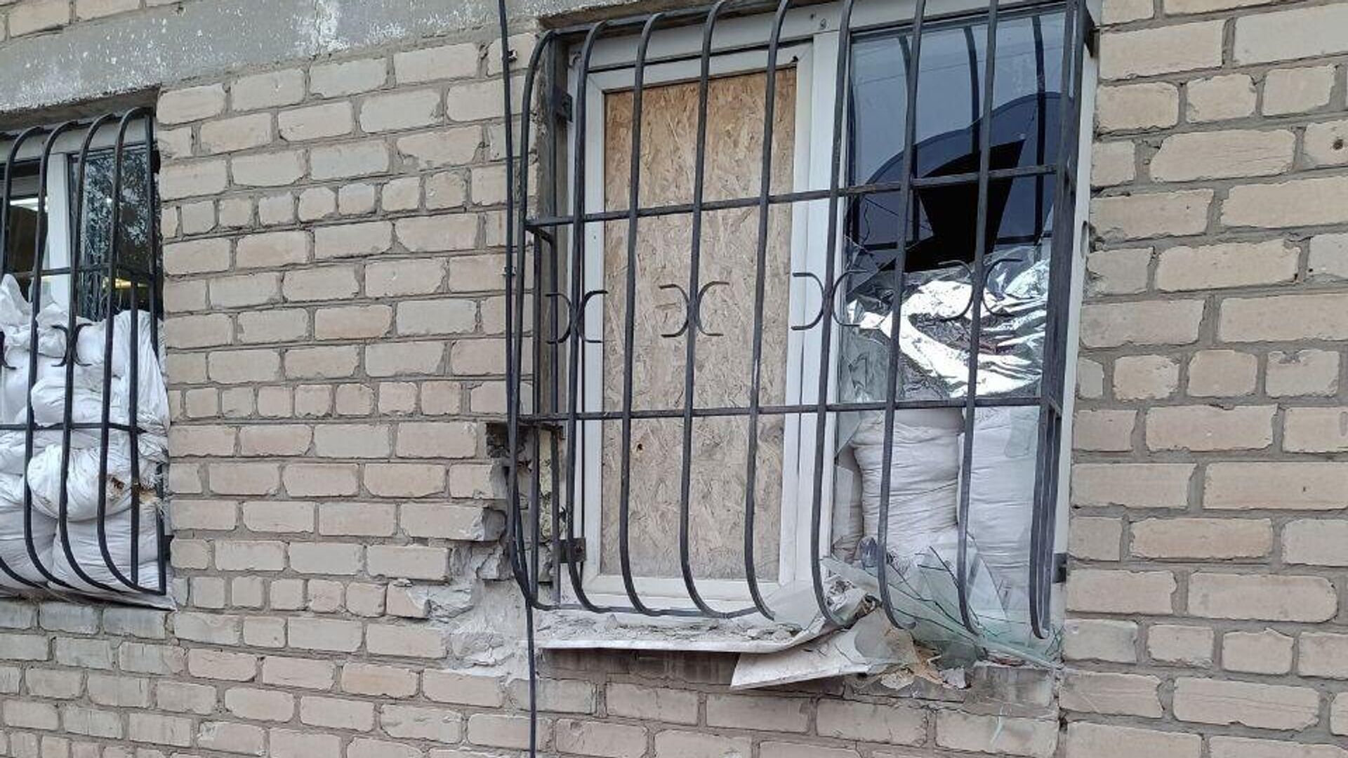 При обстреле Ясиноватского района пострадало здание энергокомпании - РИА Новости