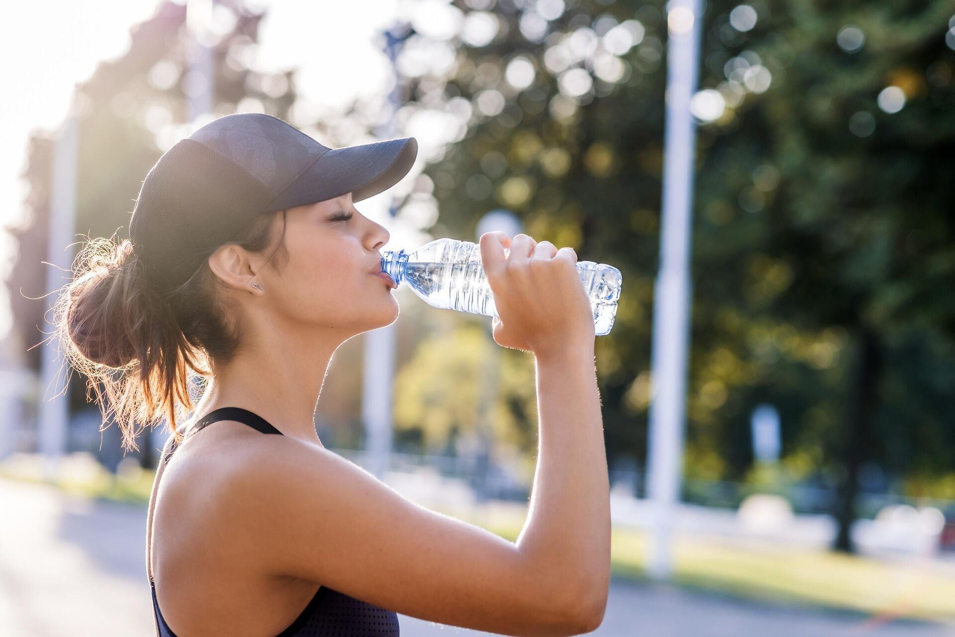 Спортивная девушка с бутылкой воды