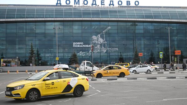 Такси компании Яндекс. Go возле аэропорта Домодедово