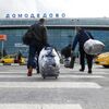 Пассажиры возле аэропорта Домодедово