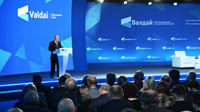 Президент России Владимир Путин на пленарной сессии XX ежегодного заседания Международного дискуссионного клуба Валдай
