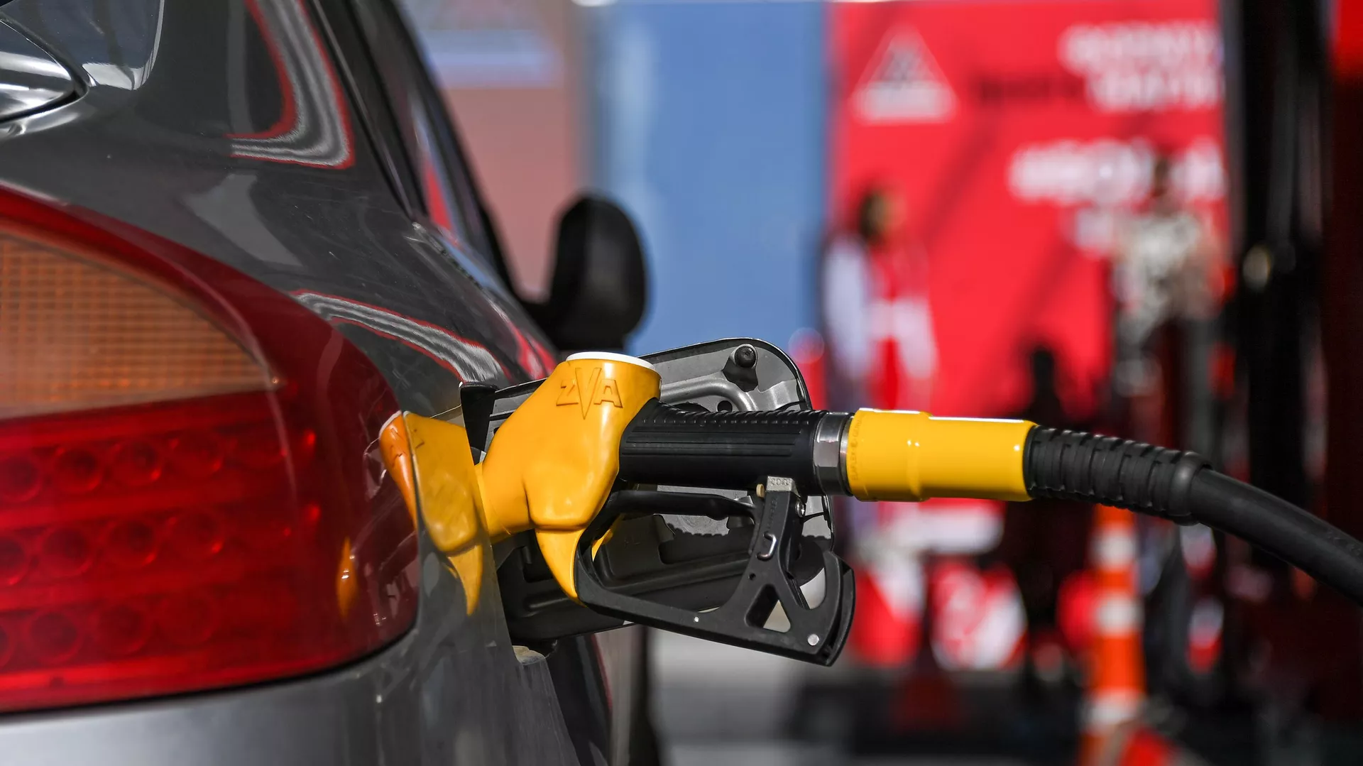 СМИ рассказали о попытках Байдена предотвратить удорожание бензина в США