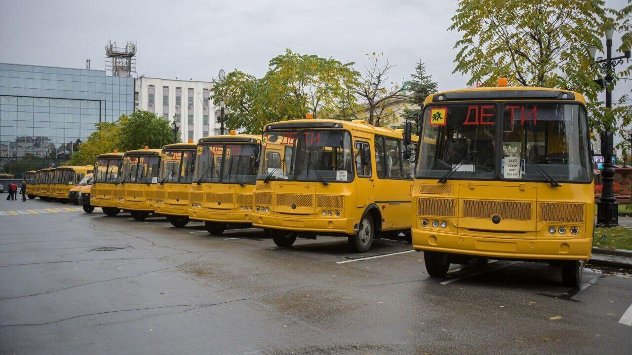 Новые школьные автобусы, переданные в районы Хабаровского края - РИА Новости, 1920, 06.10.2023