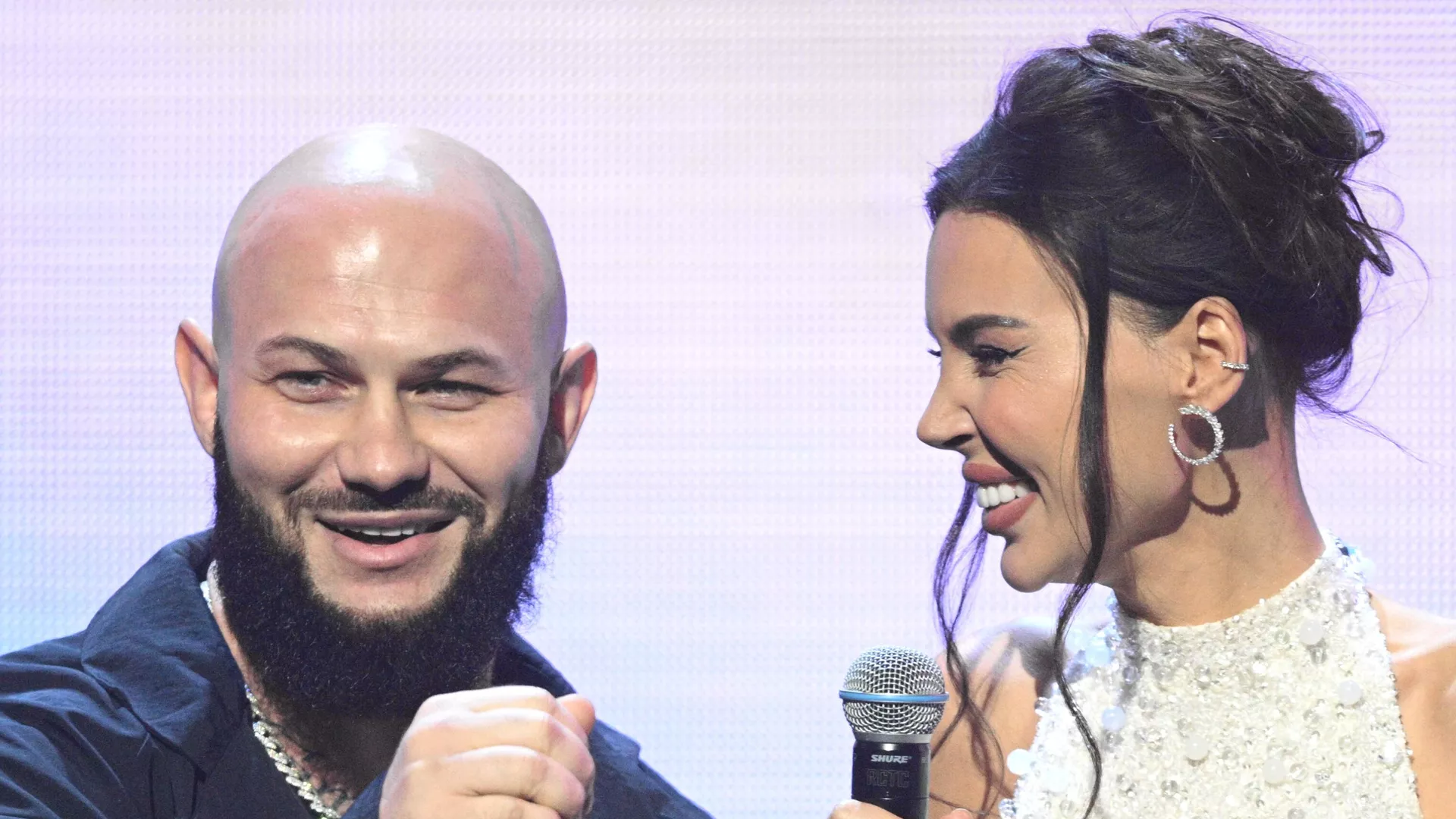 Рэпер Джиган (Денис Устименко-Вайнштейн) с женой Оксаной Самойловой Рэпер Джиган (Денис Устименко-Вайнштейн) с женой Оксаной Самойловой