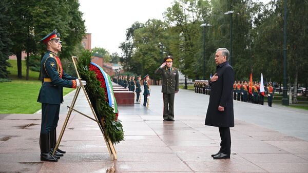 Президент Узбекистана Шавкат Мирзиеев на церемонии возложения цветов к Могиле Неизвестного Солдата в Александровском саду в Москве. 6 октября 2023