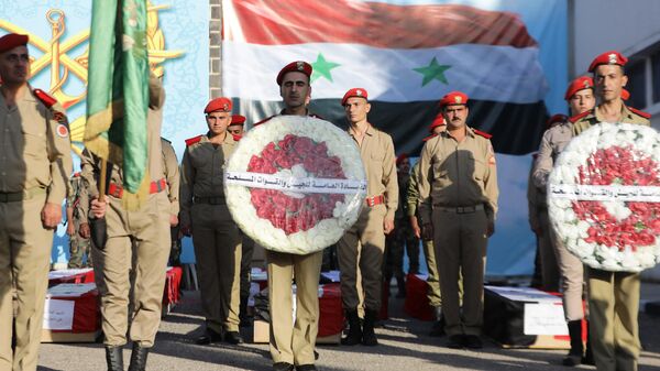 Похоронная церемония жертв атаки беспилотника на сирийскую военную академию в Хомсе